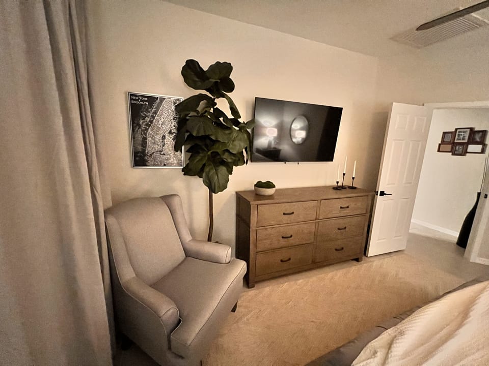 Primary bedroom photo 2