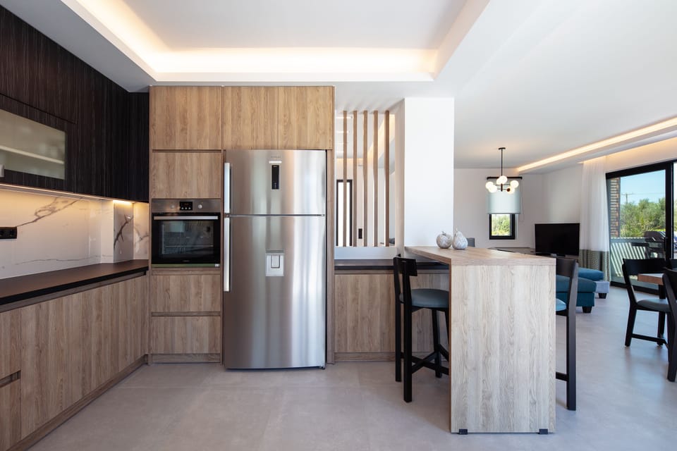 An aspect of the amazing kitchen and dining area. 