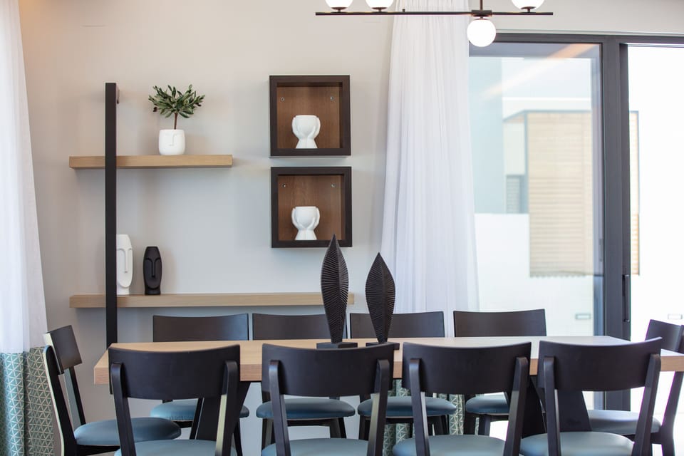 Enjoy romantic breakfasts and candlelit dinners. 