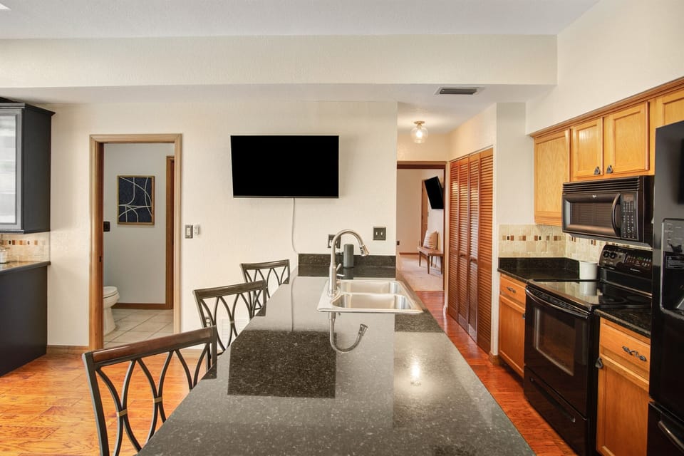 Kitchen Island w/ Stools