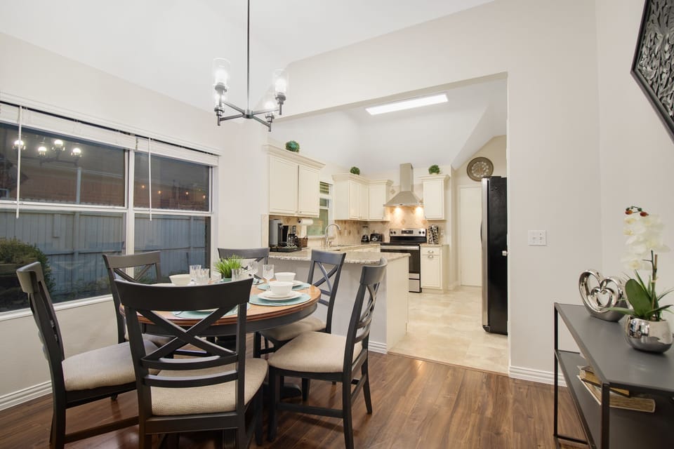 Dining area- Accommodates 6 people at the table