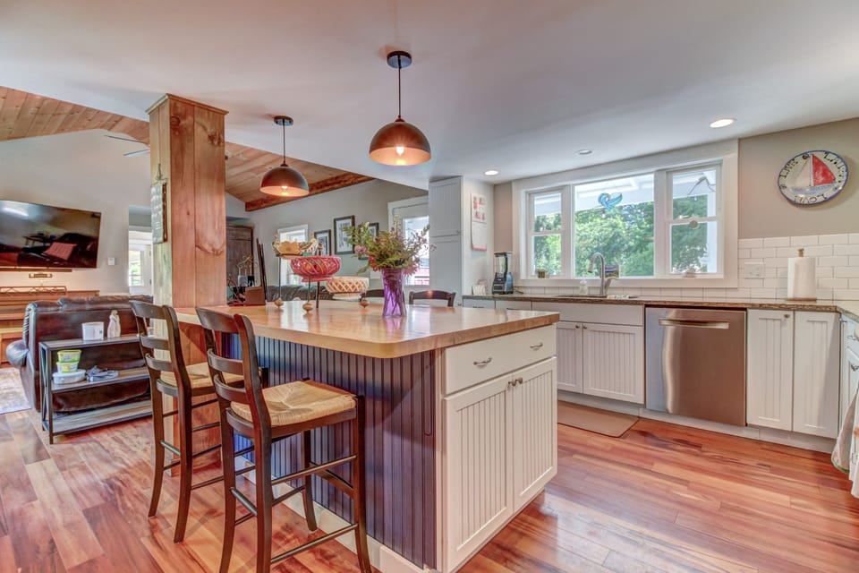 Kitchen island is perfect for breakfasts and buffet style meals.