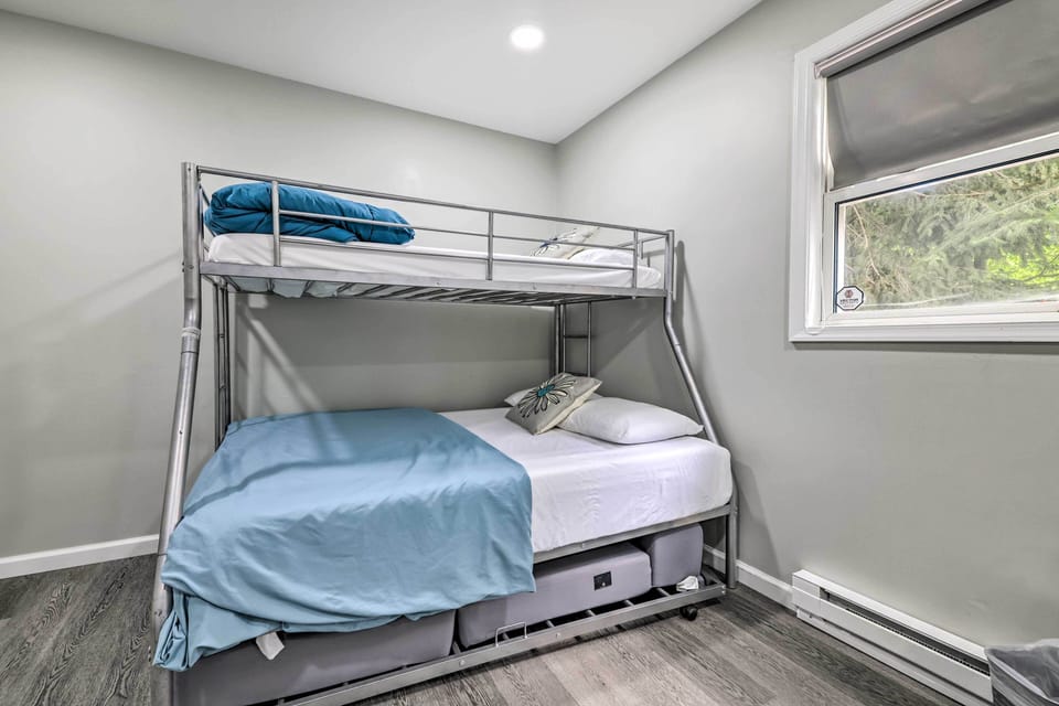 Bedroom 5 | Queen Bed | Twin/Full Bunk Bed