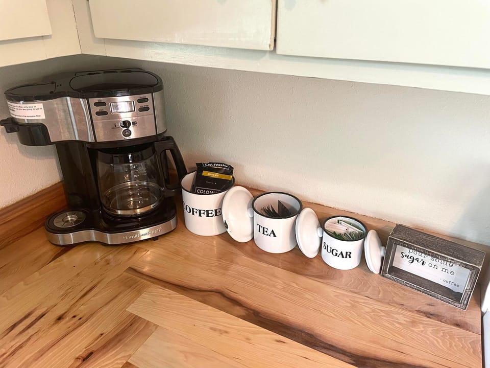 Coffeemaker makes full pot or single cup. Coffee & variety of teas & sugars incl