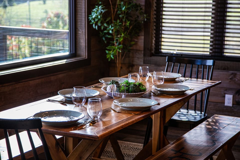 Dining table seating for 6+