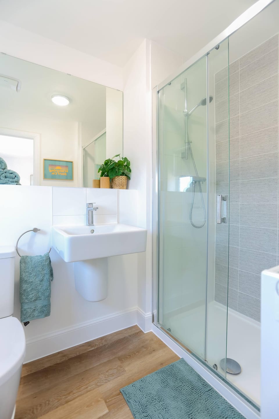 Master bedroom en-suite shower room