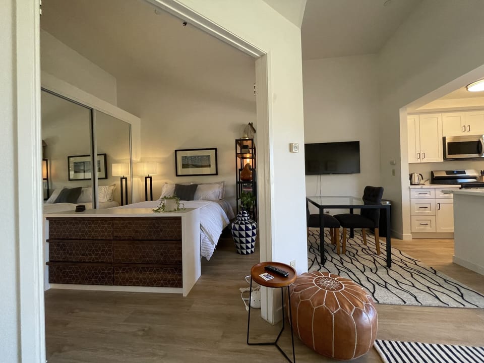 Queen bed with comfy hybrid mattress 
