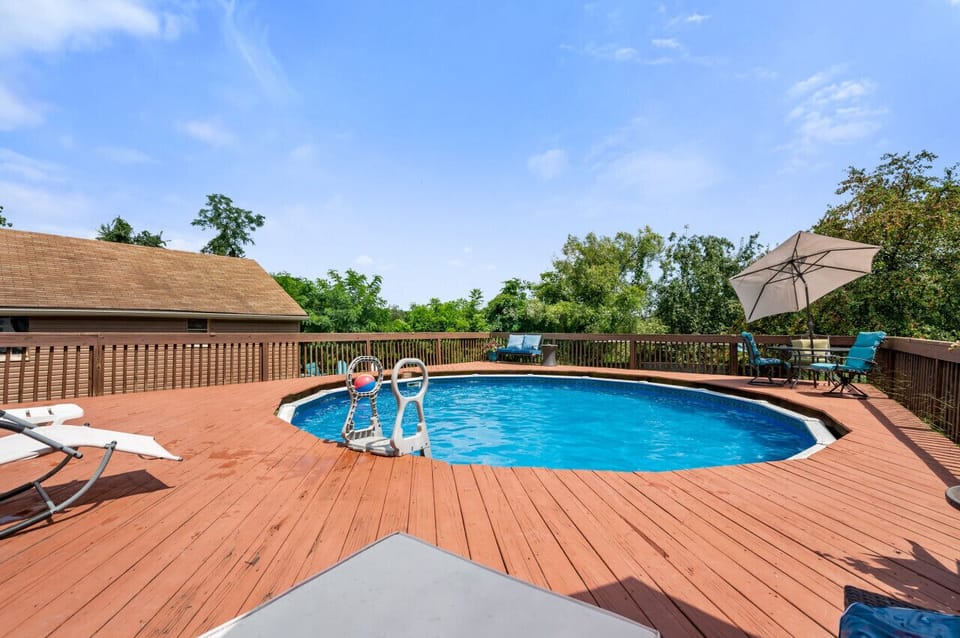 Seasonal private pool open mid-May to mid-September