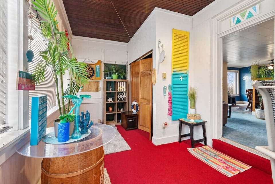 Welcome to your vibrant coastal retreat!