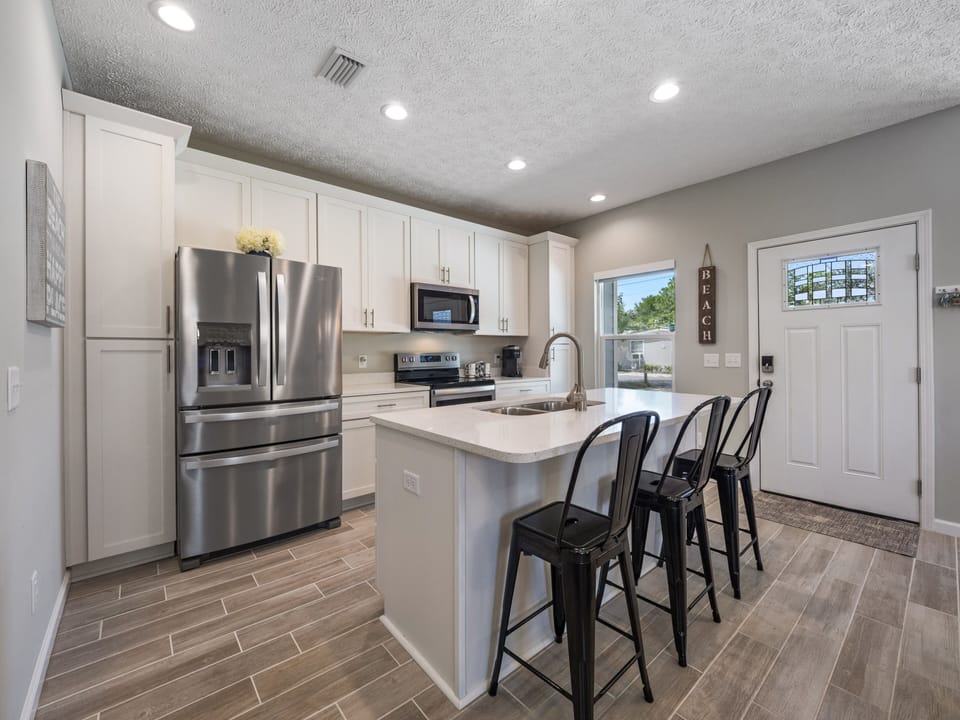 Kitchen- bar seating, full size appliances