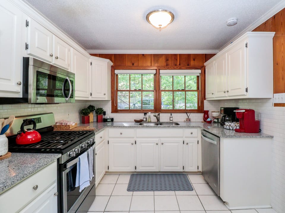 Well-stocked bright and roomy kitchen!
