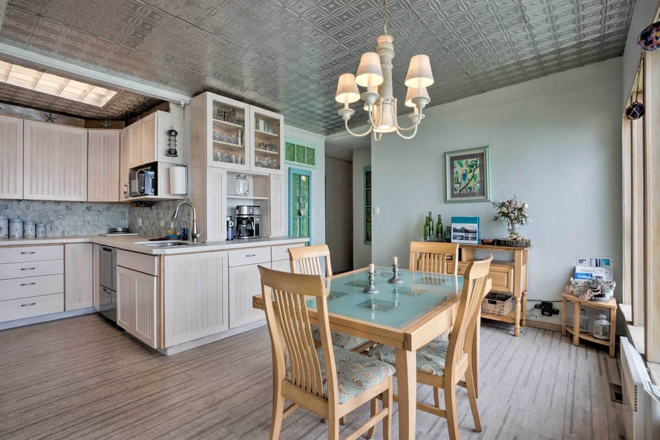 Kitchen & Dining Area