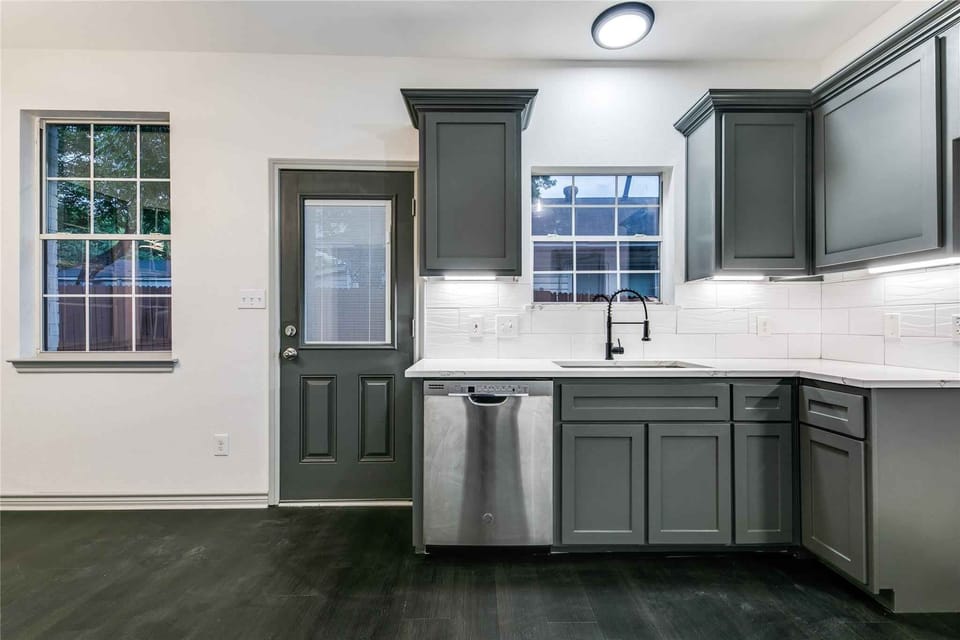 Kitchen with access to the backyard