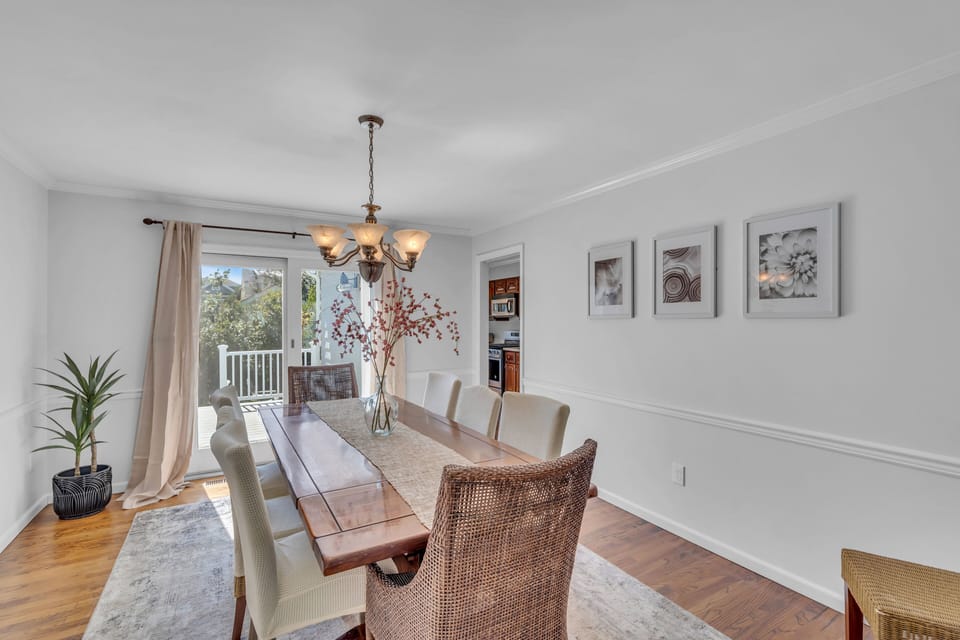 Dining Room for 8 w 10 chairs