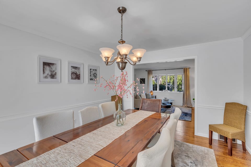Dining Room for 8 w 10 chairs