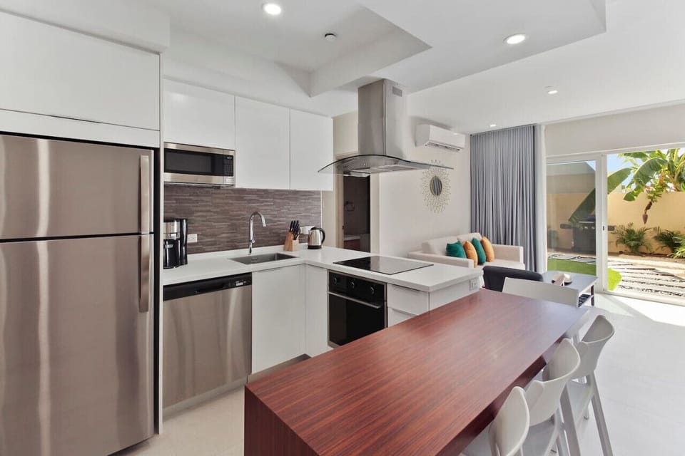 The kitchen is completely equipped with cutting-edge cooking appliances, making it ideal for preparing any meal, from a simple breakfast to a three-course gourmet dinner.