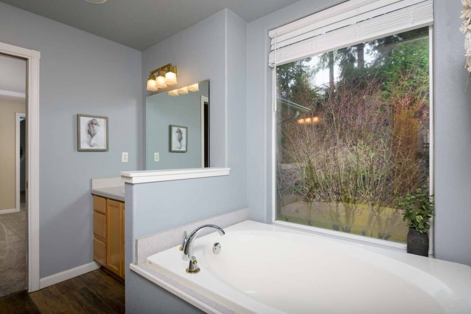 Master Bathroom - Tub