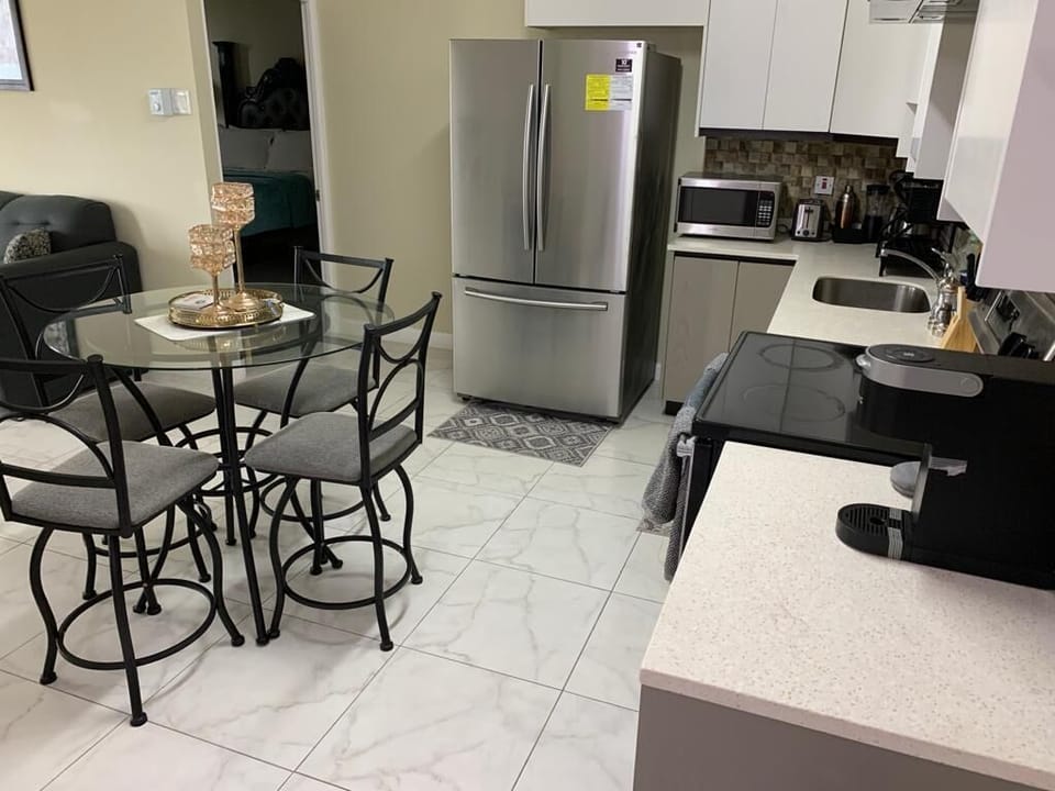 Kitchen with eat in dinning area