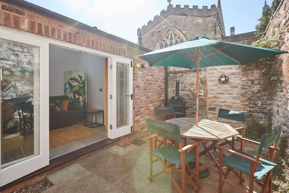 The Old School House, Pickering - Host & Stay