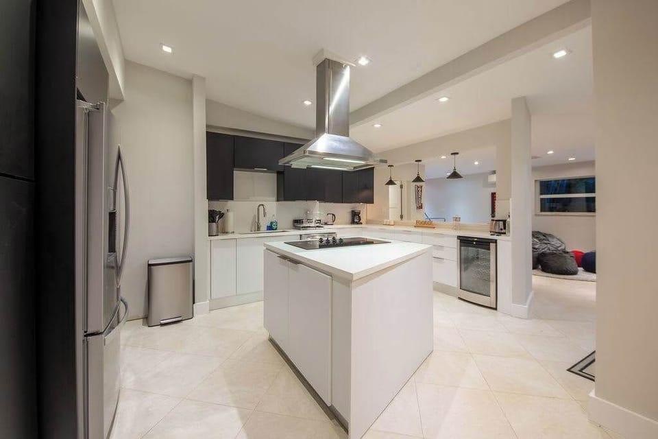 Fully equipped kitchen.