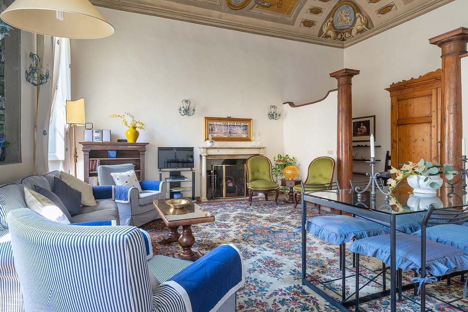 See the wonderful frescoed ceiling.