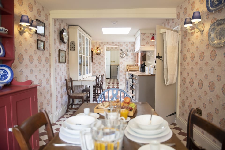 Beau Repaire, Yorkshire: Dining area leading onto the kitchen