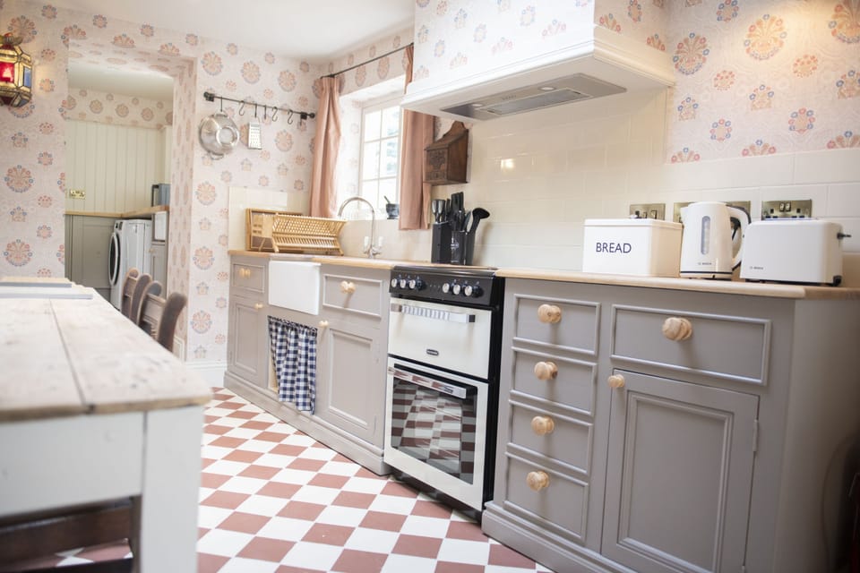 Beau Repaire, Yorkshire: Well-equipped kitchen leading into the utility room