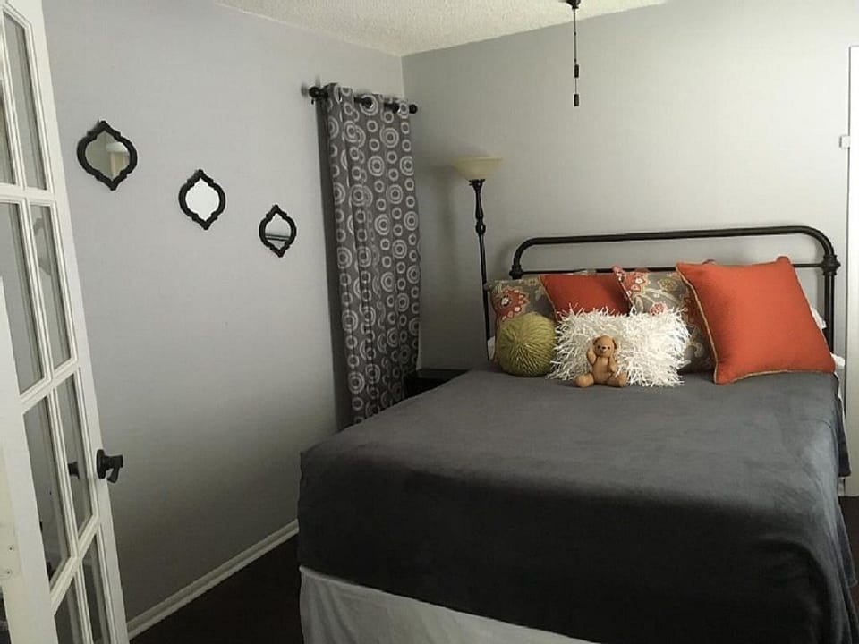 Main House 1st fl. queen bed w/ full bath