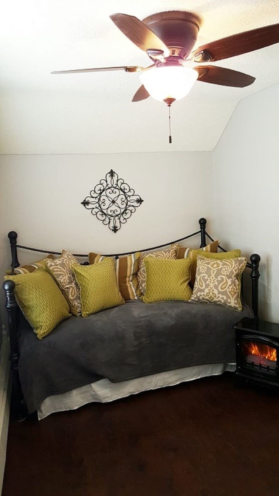 main house 
2nd flr
Bedroom 3 
twin day bed with a twin pop up trundle 