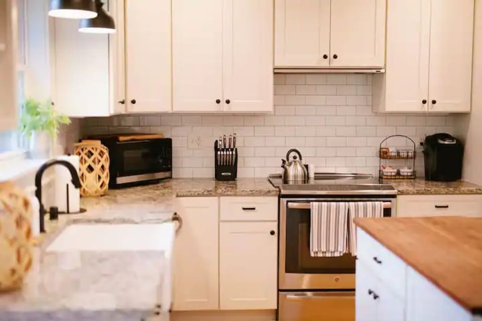 Updated kitchen and island with complimentary Keurig coffee and teas!