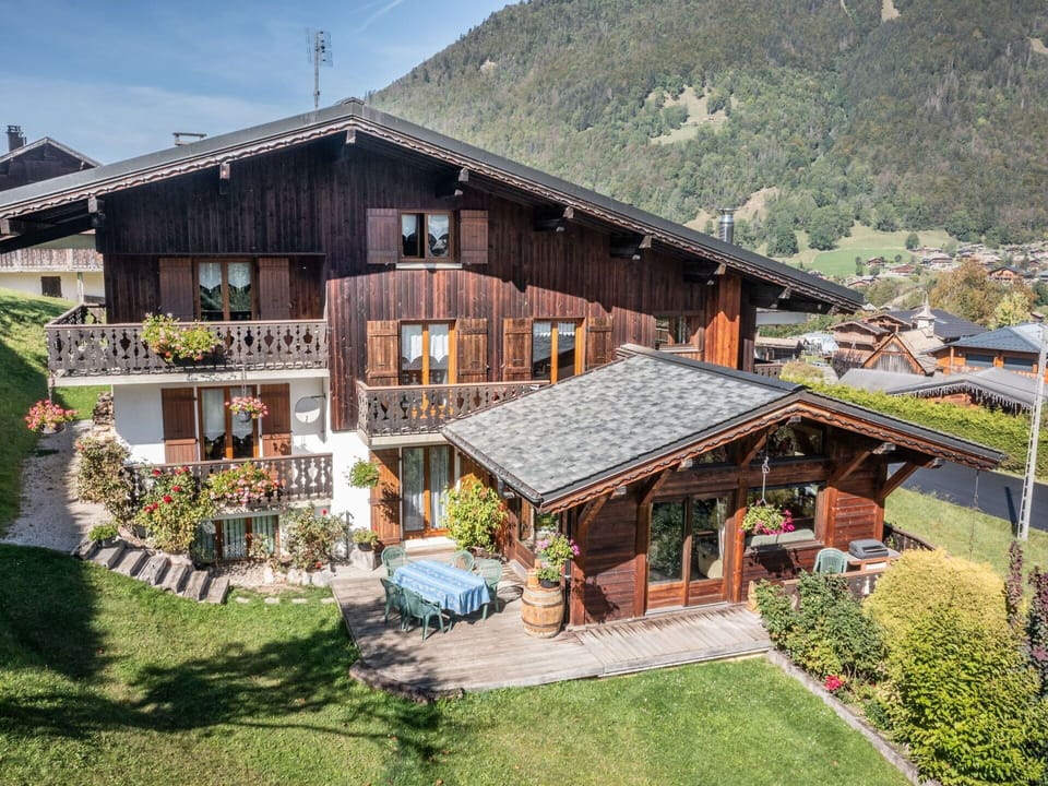 Plant, Building, Sky, Mountain, Window, House, Natural Landscape, Cottage, Neighbourhood, Tree
