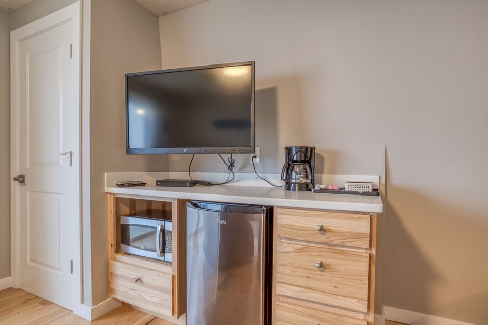 Kitchenette with a Flat-Screen TV