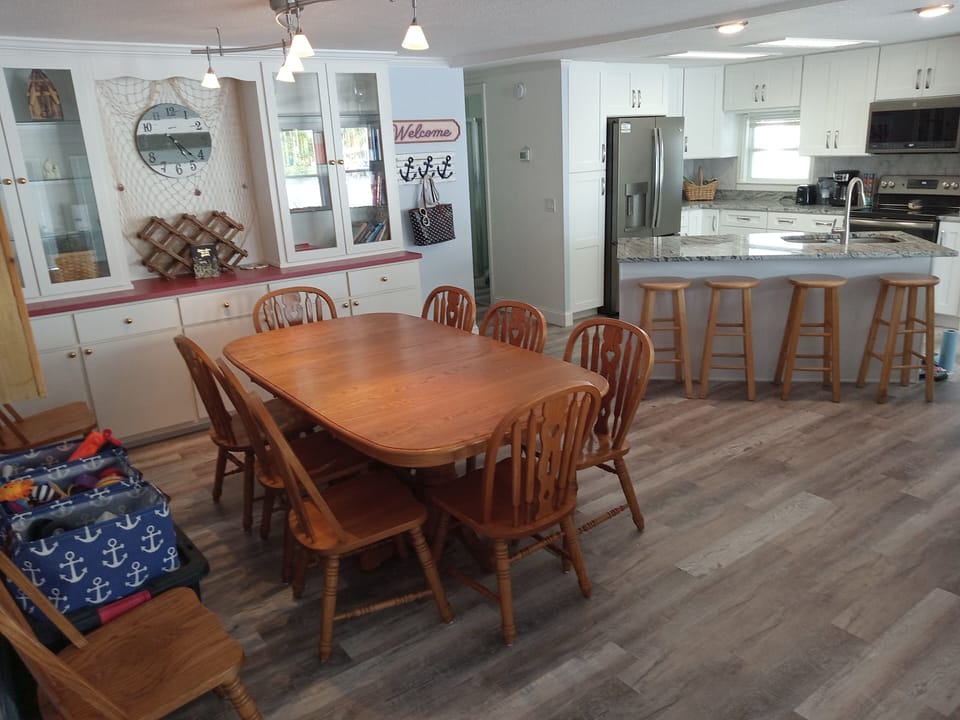 2 additional leaves for 10 person seating