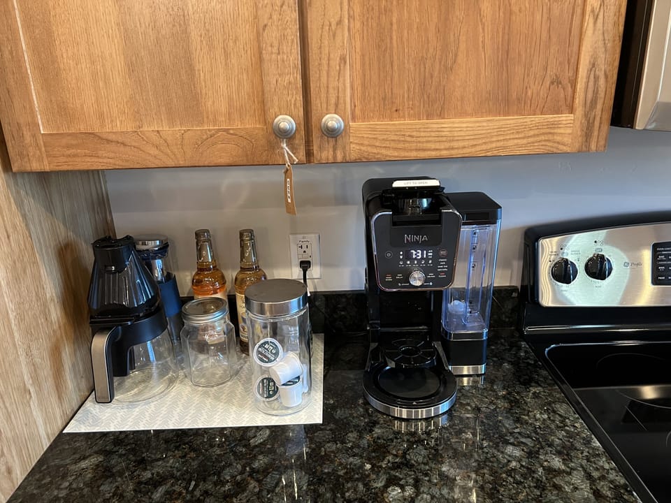 Coffee bar with duel coffee pot - pods or grounds