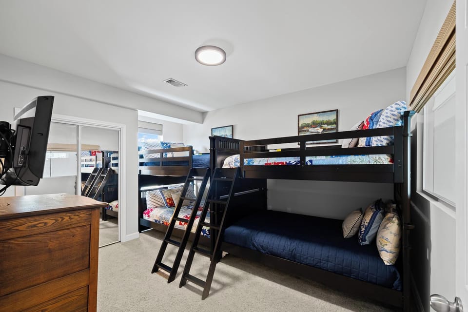 Bunk Room with Four Full Beds