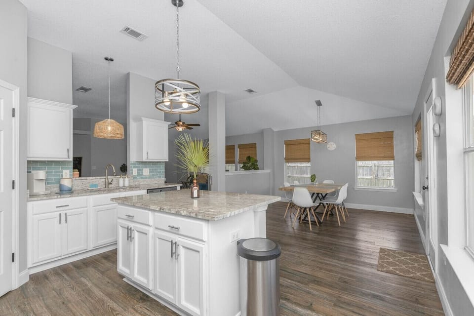 Fully equipped kitchen with Keurig, milk foam maker, toaster,...