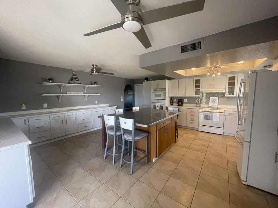 Entertaining kitchen, coffee maker and coffee available.  Cable tv 