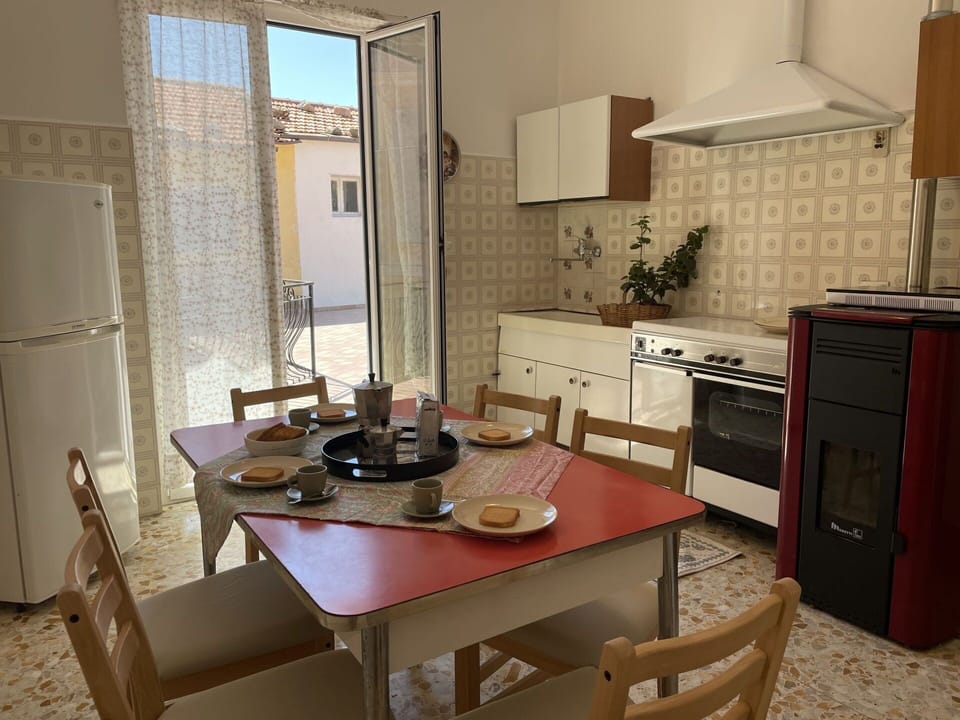 Table, Property, Furniture, Building, Cabinetry, Kitchen, Chair, Countertop, Wood, Interior Design