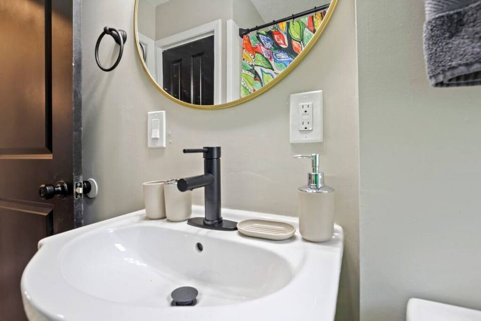 1st floor Full bathroom