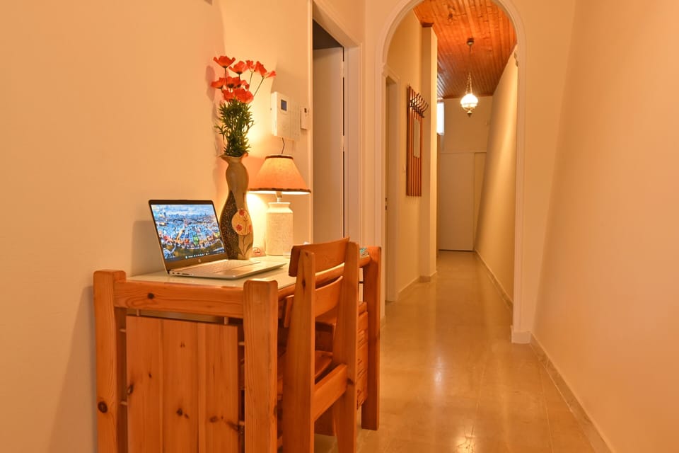 Use our working area for reading or computer use. Free wifi.Laptop not included.