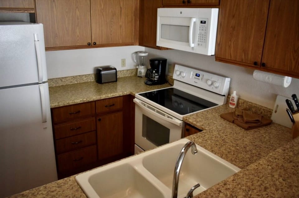 Full kitchen with utensils 
