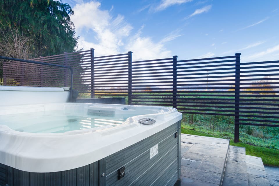 Hot Tub / whirlpool bath (Outdoor)