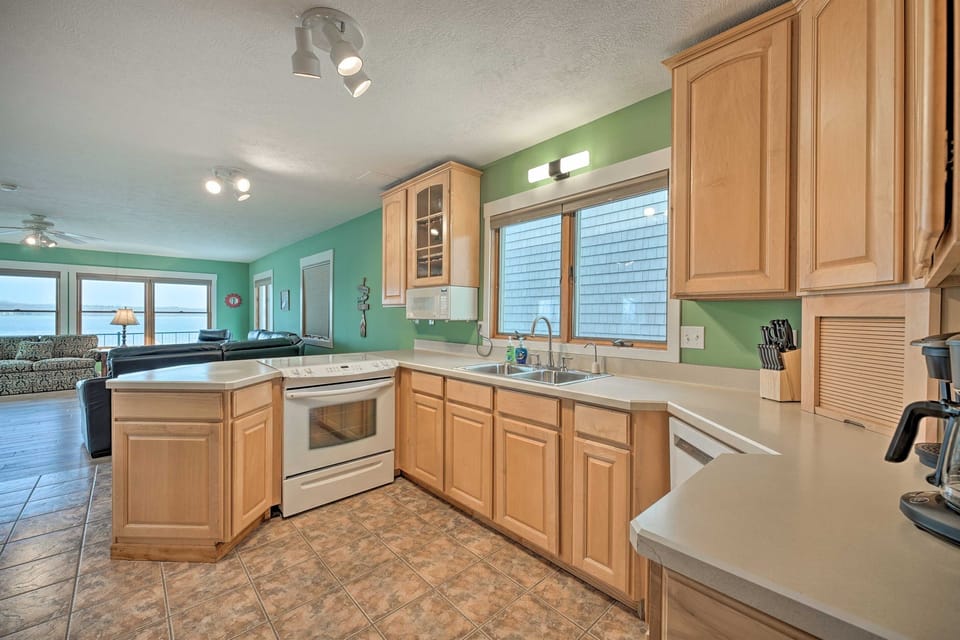 [Fully Equipped Kitchen] This is right when you enter the house.