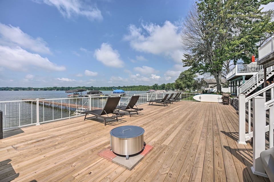 [Spacious Lake Deck] Layout with your family or grab a paddle board/kayak.