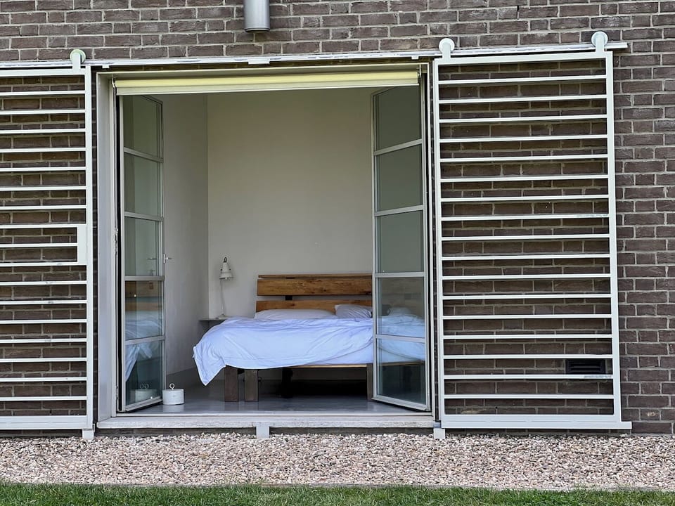 Step from the bed into the garden ... (second bed room)