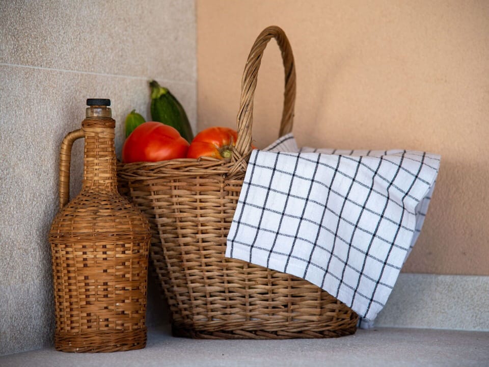 Food, Picnic Basket, Basket, Rectangle, Fruit, Natural Foods, Serveware, Wood