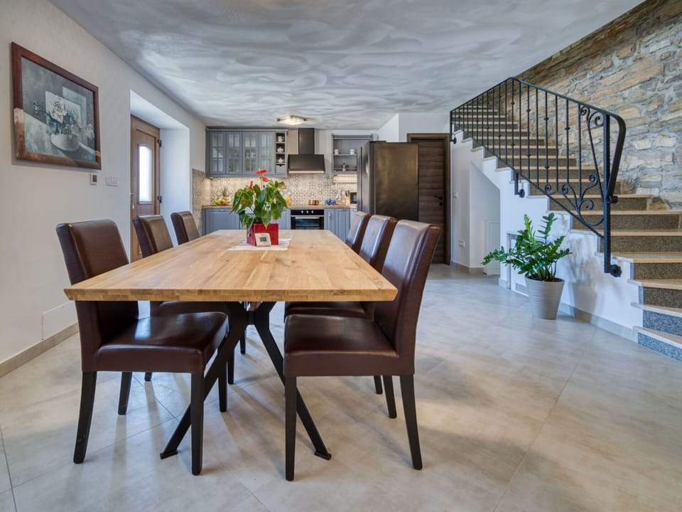 Table, Plant, Picture Frame, Furniture, Property, Houseplant, Wood, Chair, Interior Design, Flooring