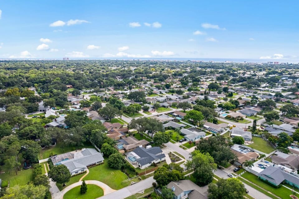 Aerial shot, 4 mins to the beach