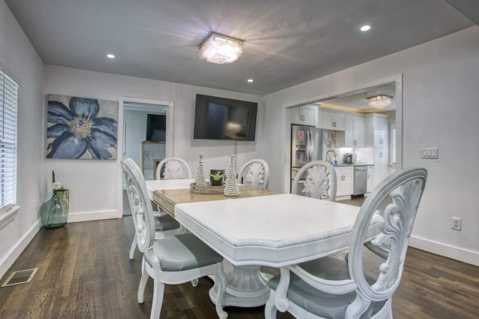 Make every meal a celebration in our gorgeous dining area, where elegant design meets comfort for a dining experience you'll cherish! 