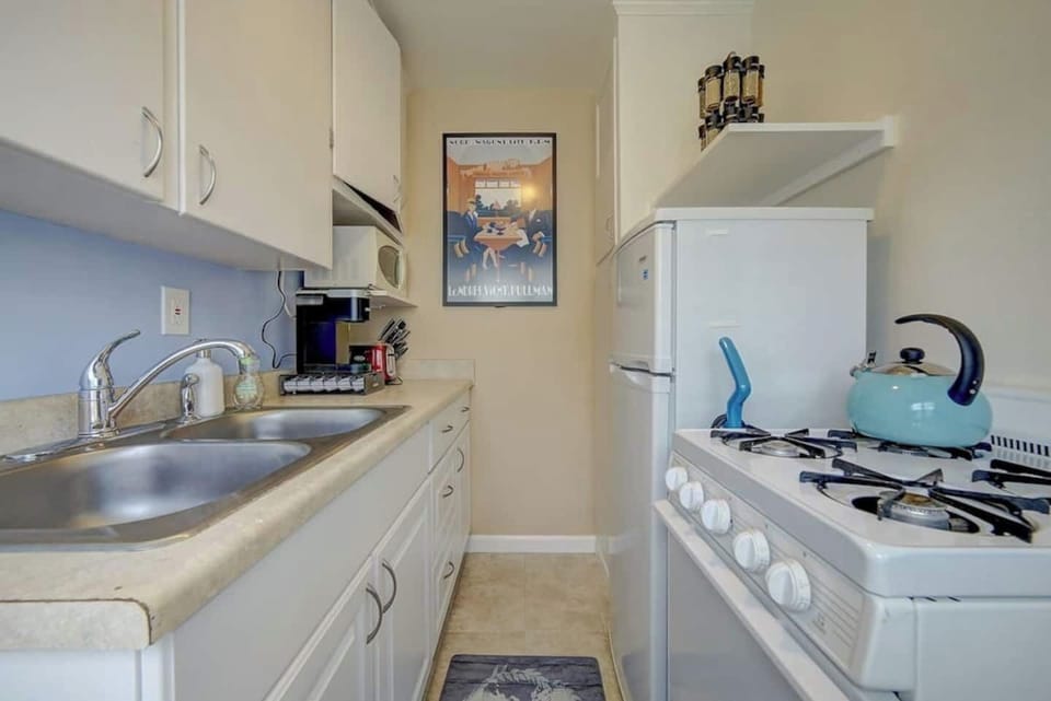 Fully stocked galley kitchen to accommodate all your cooking needs. Keurig machine complete with K-cups for your morning coffee. 